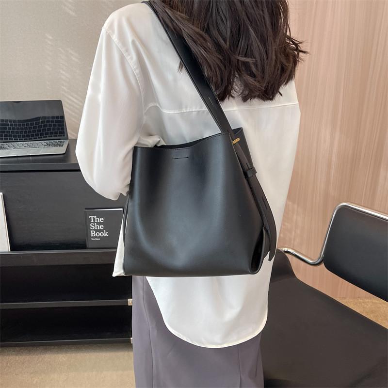 High-quality Fashionable Urban Minimalist Shoulder Bag 2023 New Female Casual Simple Large Capacity Solid Color Barrel Bag Beige чорний
High-quality Fashionable Urban Minimalist Shoulder Bag 2023 New Female Casual Simple Large Capacity Solid Color Barrel Bag Beige чорний