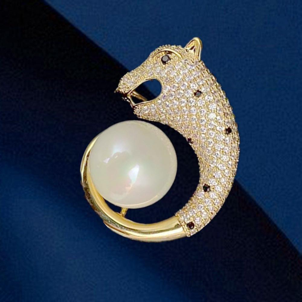 Luxury Copper Zircon Pearl Cheetah Brooch for Men and Women - Elegant Accessory for Suits and Shirts
Luxury Copper Zircon Pearl Cheetah Brooch for Men and Women - Elegant Accessory for Suits and Shirts