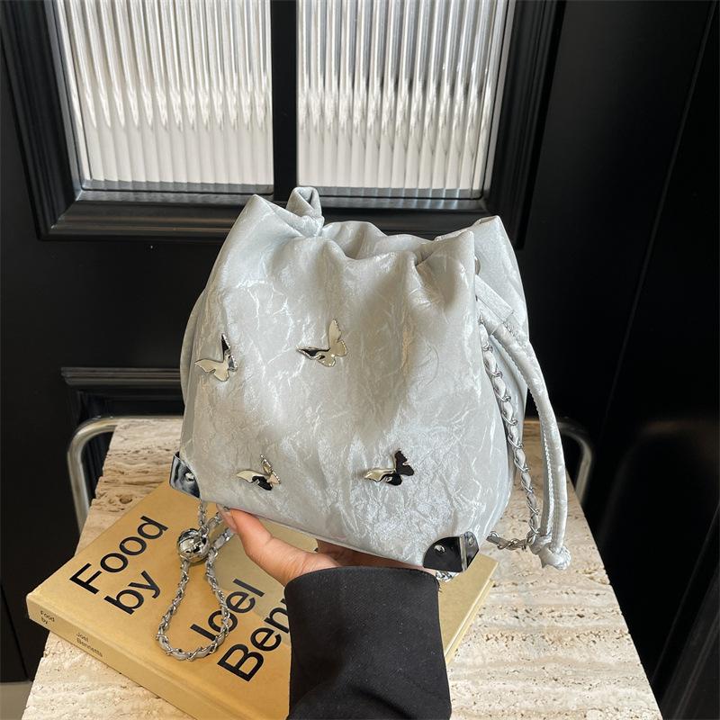 Летняя популярная сумка-ведро с бантом, нишевый дизайн, модная универсальная сумка на плечо в иностранном стиле, переносная сумка-мессенджер с завязками 18*12*17 серебряный
Летняя популярная сумка-ведро с бантом, нишевый дизайн, модная универсальная сумка на плечо в иностранном стиле, переносная сумка-мессенджер с завязками 18*12*17 серебряный