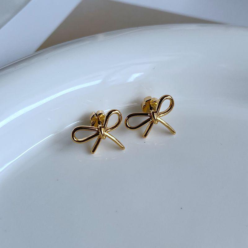 Trendy Minimalist Bow Earrings: Glossy Metal Design for a Slimmer Look золотой
Trendy Minimalist Bow Earrings: Glossy Metal Design for a Slimmer Look золотой