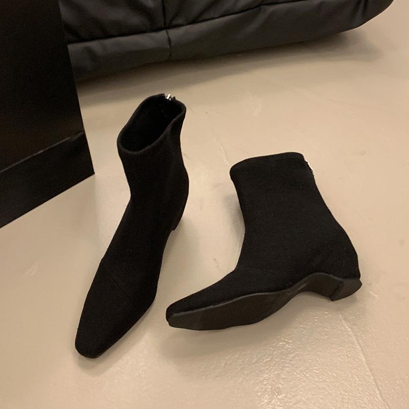 Small short boots women s autumn and winter new pointed low heel elastic thin boots heightening versatile outer wear Martin boots 40 чорний
Small short boots women s autumn and winter new pointed low heel elastic thin boots heightening versatile outer wear Martin boots 40 чорний