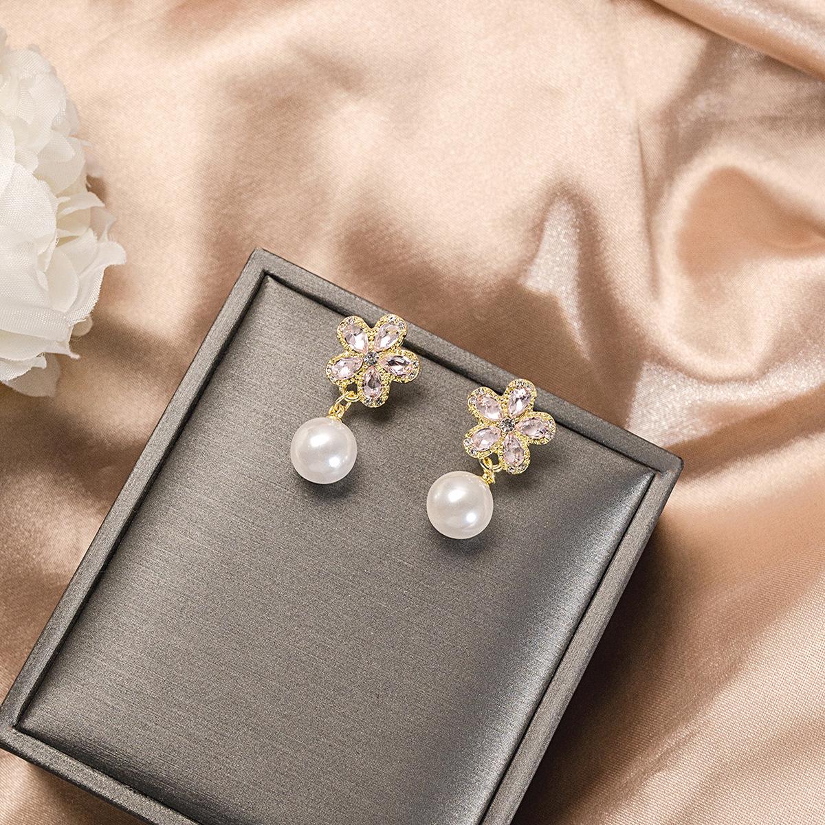 Элегантные корейские серебряные серьги-капли с цветком из страз
Элегантные корейские серебряные серьги-капли с цветком из страз