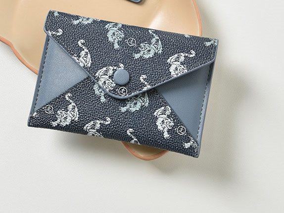 1pcs Chinese style tiger full printed thin card bag fruit green card clip mini plain leather wallet driver s license niche
1pcs Chinese style tiger full printed thin card bag fruit green card clip mini plain leather wallet driver s license niche