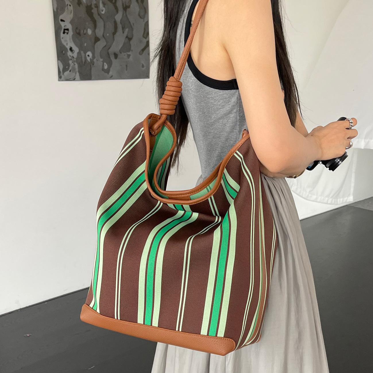Foreign trade women s bag striped canvas bucket bag women s fashion contrasting color shoulder bag large capacity tote bag casual armpit bag 44.5CM
Foreign trade women s bag striped canvas bucket bag women s fashion contrasting color shoulder bag large capacity tote bag casual armpit bag 44.5CM