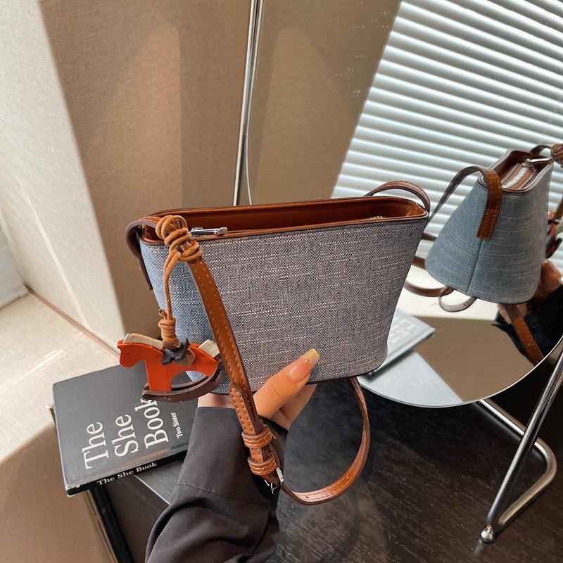 Contrasting color niche bag women s new retro versatile messenger bag high-end portable bucket bag
Contrasting color niche bag women s new retro versatile messenger bag high-end portable bucket bag