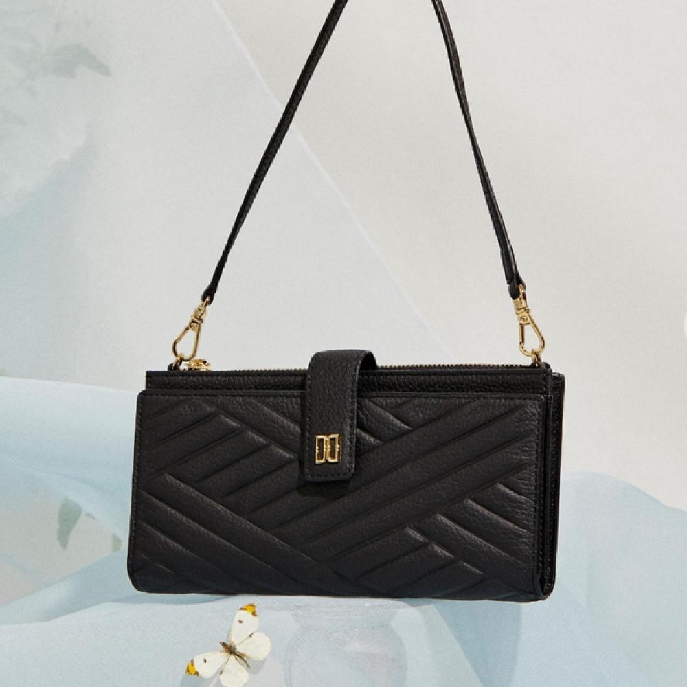Daks Black Carlisle Embossed Leather Gold Dd Wallet Bag Dcwa3e215 Single option
Daks Black Carlisle Embossed Leather Gold Dd Wallet Bag Dcwa3e215 Single option