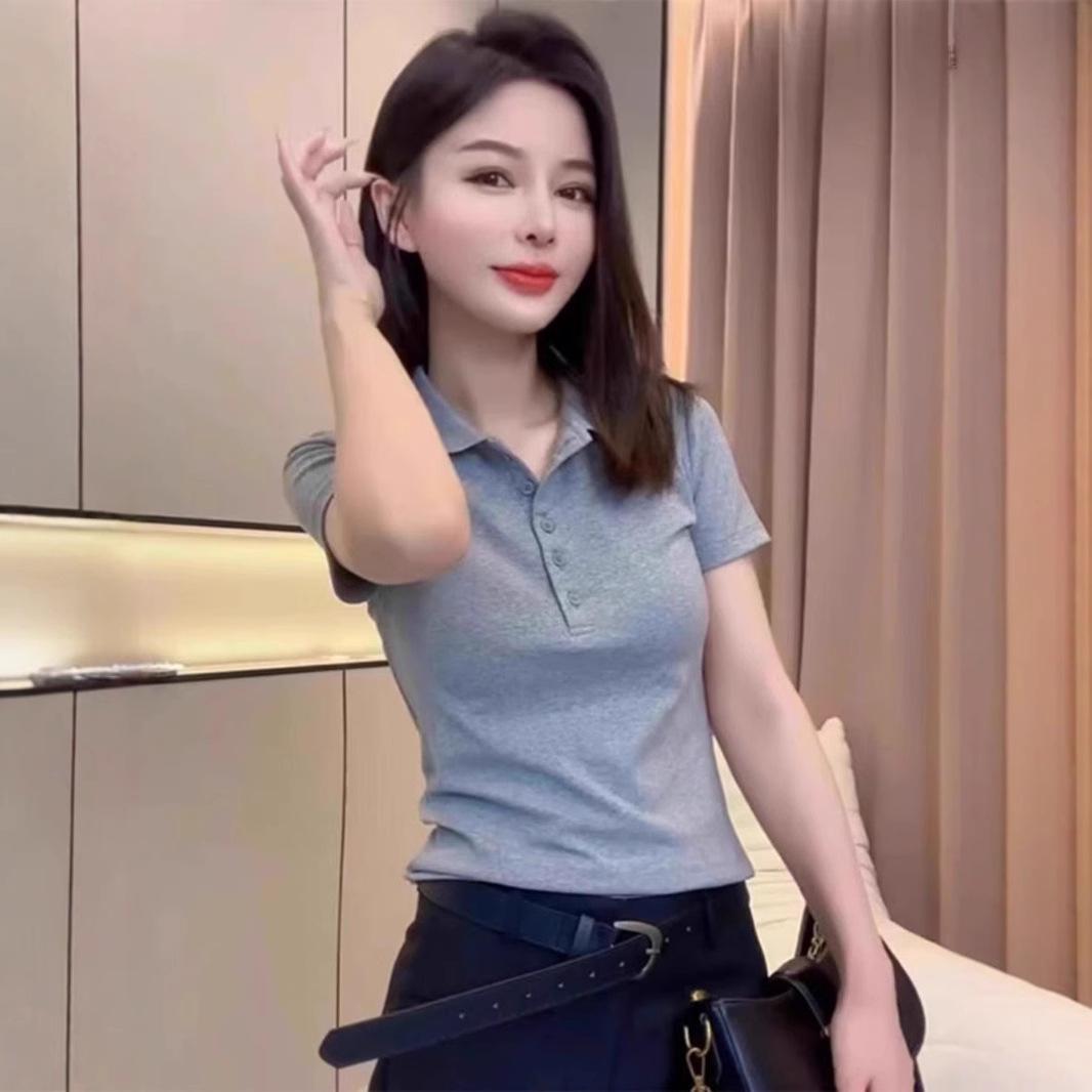 POLO collar button short sleeve front shoulder women s T-shirt 2025 new popular summer chic beautiful shirt belly cover top XL білий
POLO collar button short sleeve front shoulder women s T-shirt 2025 new popular summer chic beautiful shirt belly cover top XL білий