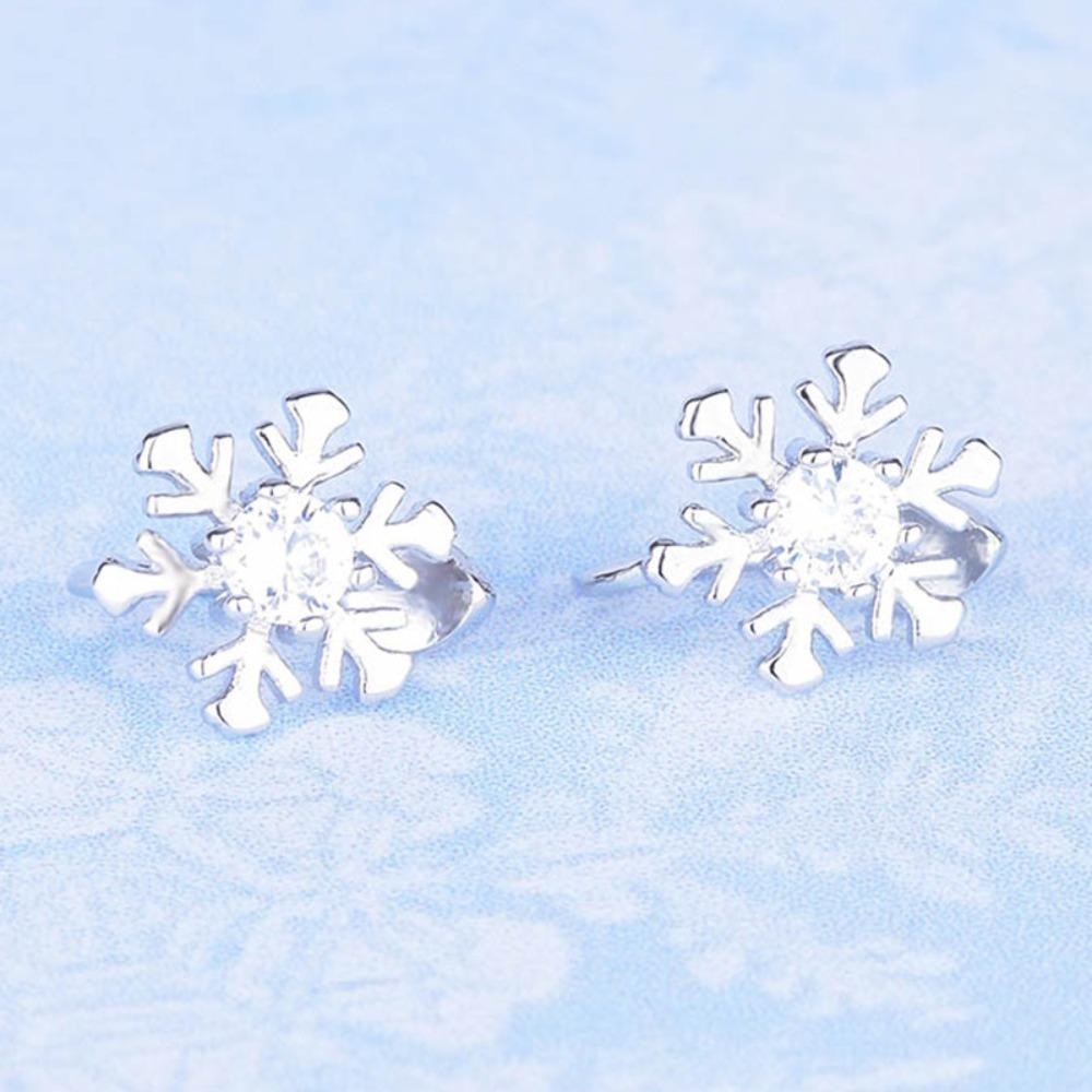 Silver Plated Christmas Snowflake Ear Clips for Women Non Piercing Pain Free Ear Cuff Minimalist Elegant Earrings
Silver Plated Christmas Snowflake Ear Clips for Women Non Piercing Pain Free Ear Cuff Minimalist Elegant Earrings