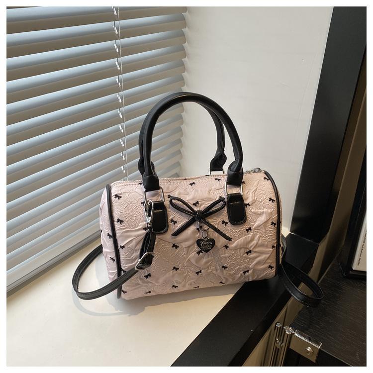 Летняя супер огненная розовая сумка-подушка с бантом, женская сумка 2025, новая высококлассная балетная сумка-мессенджер розовый
Летняя супер огненная розовая сумка-подушка с бантом, женская сумка 2025, новая высококлассная балетная сумка-мессенджер розовый