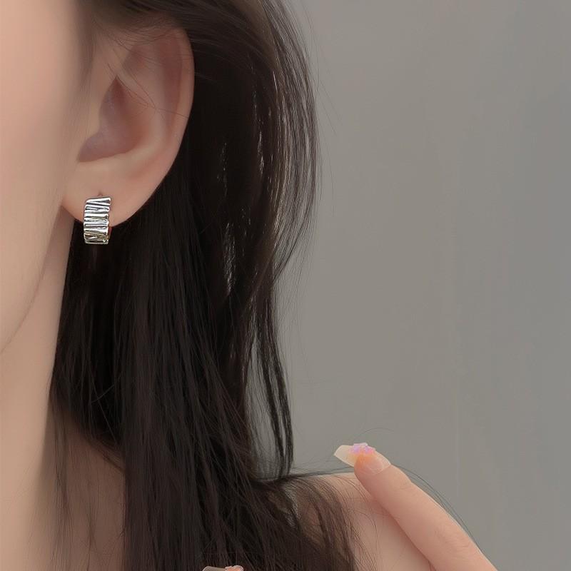 Матові сережки зі срібла S925. Жіночі холодні модні універсальні затиски для вух Ромбічні сережки-гвоздики 925
Матові сережки зі срібла S925. Жіночі холодні модні універсальні затиски для вух Ромбічні сережки-гвоздики 925