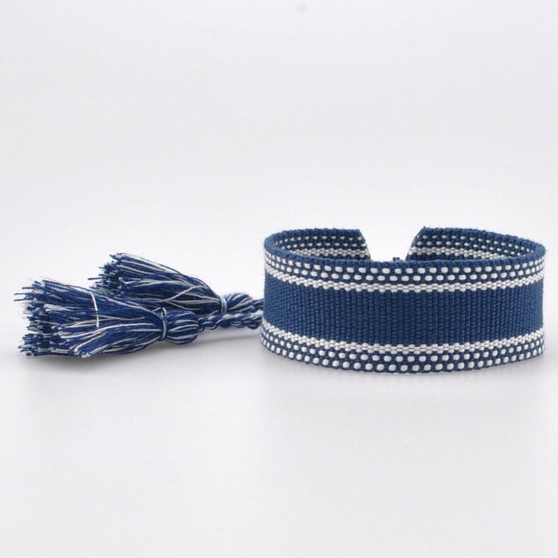 Персонализированный плетеный браслет с вышитыми словами, кисточками и разноцветными бусинами
Персонализированный плетеный браслет с вышитыми словами, кисточками и разноцветными бусинами