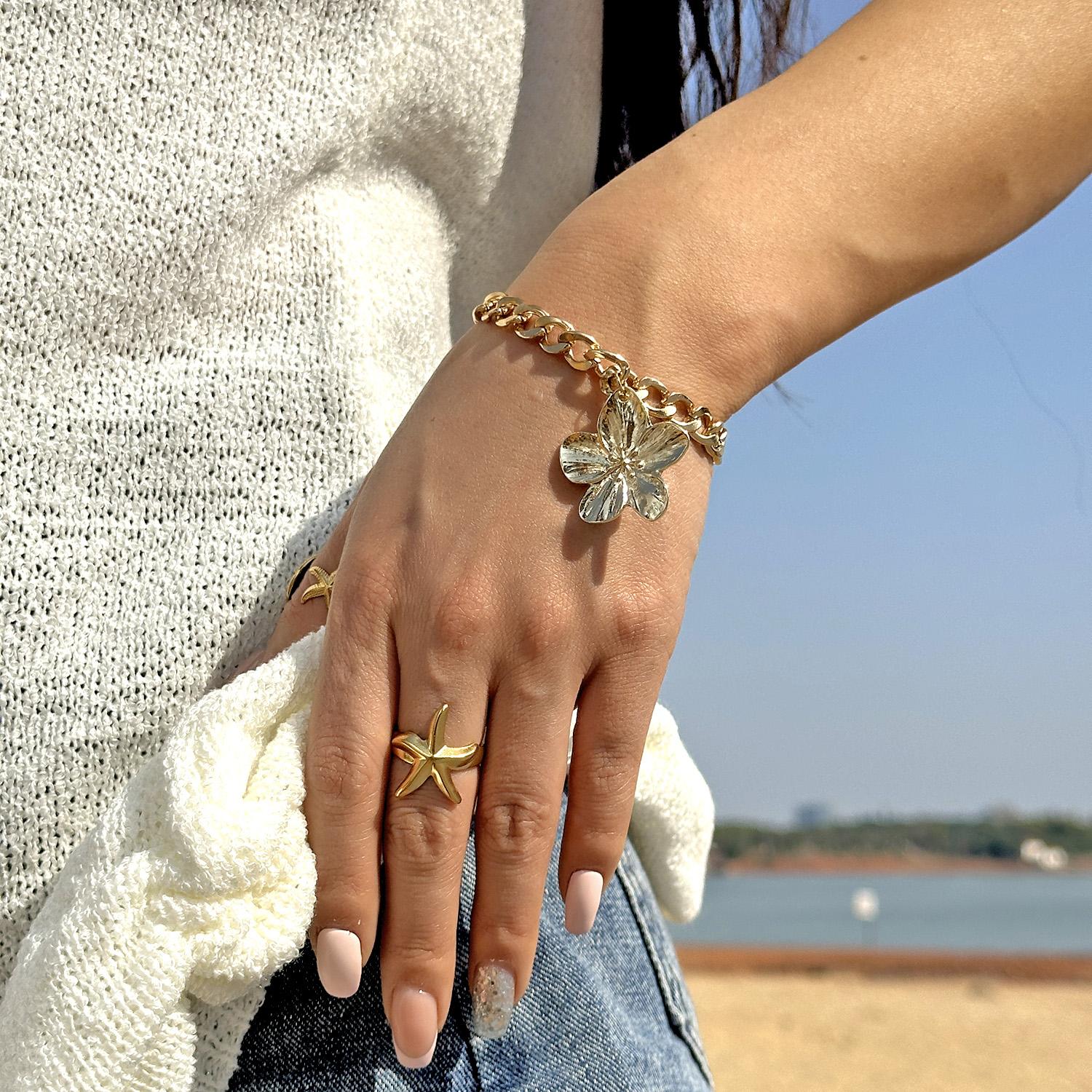 Vintage Exaggerated Metal Big Flower Pendant Necklace for Women Gold Color Geometric Texture Floral Choker Party Zircon Gifts
Vintage Exaggerated Metal Big Flower Pendant Necklace for Women Gold Color Geometric Texture Floral Choker Party Zircon Gifts
