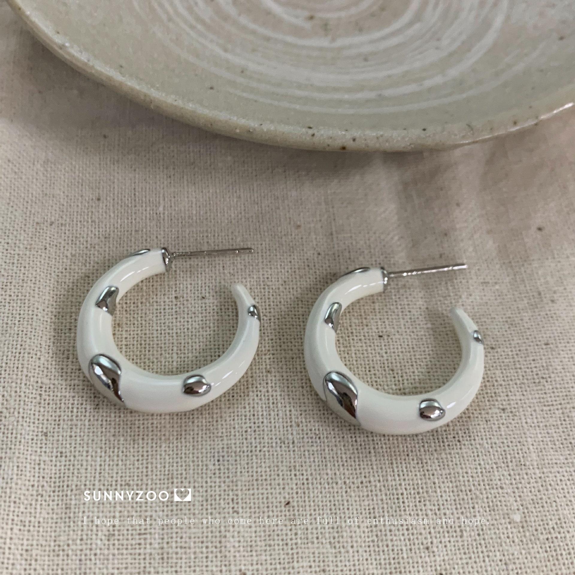 Simple design enamel metal medieval earrings women, retro C-shaped blue earrings earrings 925 silver needle білий
Simple design enamel metal medieval earrings women, retro C-shaped blue earrings earrings 925 silver needle білий