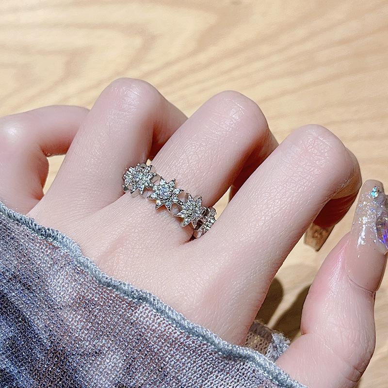 Super Sa Personalized Light Luxury Diamond-Encrusted Zircon Series Ring Niche Design Temperament High-End Accessories Adjustable opening
Super Sa Personalized Light Luxury Diamond-Encrusted Zircon Series Ring Niche Design Temperament High-End Accessories Adjustable opening