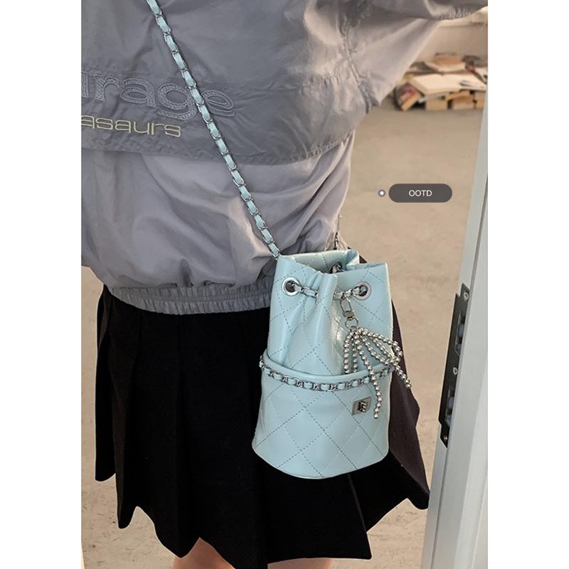 Niche fashion women s small satchel 2025 new diamond chain bag simple and versatile messenger bucket bag
Niche fashion women s small satchel 2025 new diamond chain bag simple and versatile messenger bucket bag
