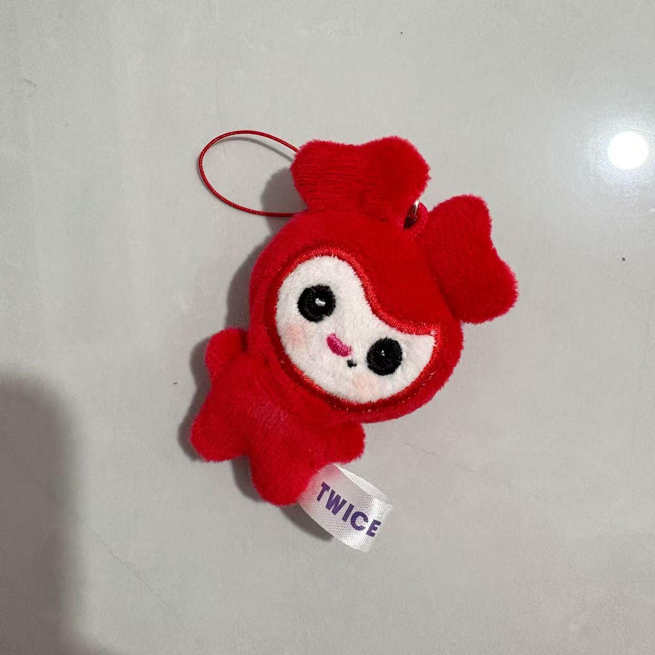 В наявності: TWICE Pop-up Милий Плюшевий M Пак Чі Хьо Квасові Очі Squeak + Washable Tag
В наявності: TWICE Pop-up Милий Плюшевий M Пак Чі Хьо Квасові Очі Squeak + Washable Tag