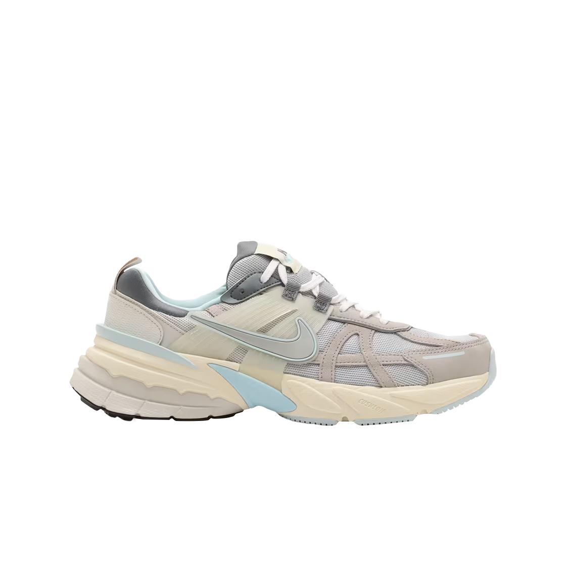 Nike V2k Run Light Bone Metallic Platinum 225(US W5.5 M4)
Nike V2k Run Light Bone Metallic Platinum 225(US W5.5 M4)