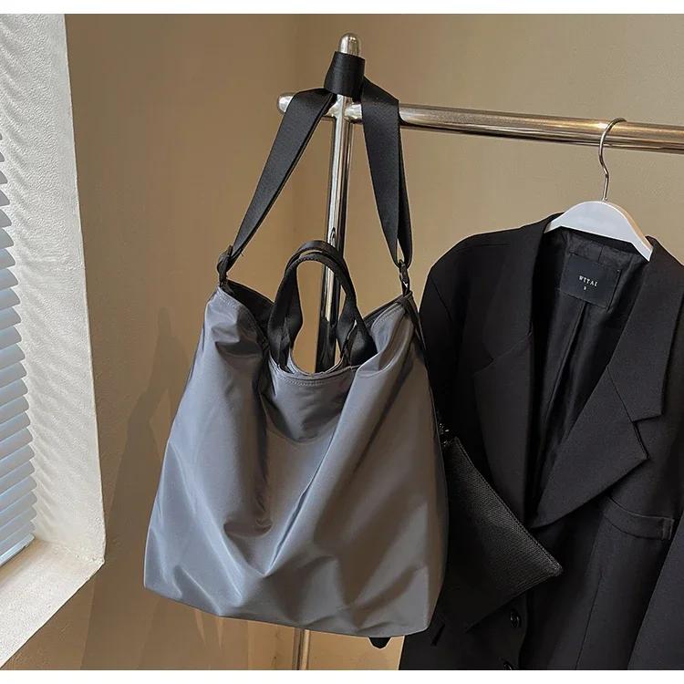 Zipper Solid Color Nylon Large Capacity Handbag Simple Casual Crossbody Bag Soft Versatile Popular Shoulder Bag
Zipper Solid Color Nylon Large Capacity Handbag Simple Casual Crossbody Bag Soft Versatile Popular Shoulder Bag