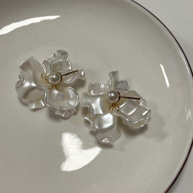 Women s bridesmaid look pearl flower earrings A33826_Ivory
Women s bridesmaid look pearl flower earrings A33826_Ivory