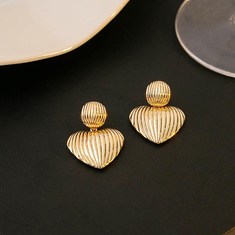 Европейско-американские ретро металлические серьги-сердечки – Роскошный геометрический дизайн
Европейско-американские ретро металлические серьги-сердечки – Роскошный геометрический дизайн
