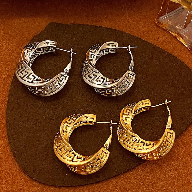 Metal high-end round earrings women s niche design light luxury earrings cold wind temperament earrings
Metal high-end round earrings women s niche design light luxury earrings cold wind temperament earrings