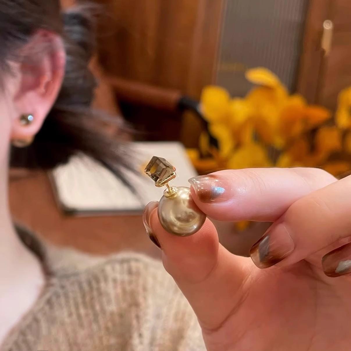 Maillard wears two brown sugar cube bead stud earrings, simple temperament, light luxury and versatile earrings, winter new earrings for women
Maillard wears two brown sugar cube bead stud earrings, simple temperament, light luxury and versatile earrings, winter new earrings for women