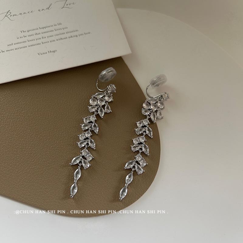 Full of zirconium mosquito coil disc ear clips without ear holes, women s fringed long earrings, light luxury, high-end explosive earrings earrings
Full of zirconium mosquito coil disc ear clips without ear holes, women s fringed long earrings, light luxury, high-end explosive earrings earrings