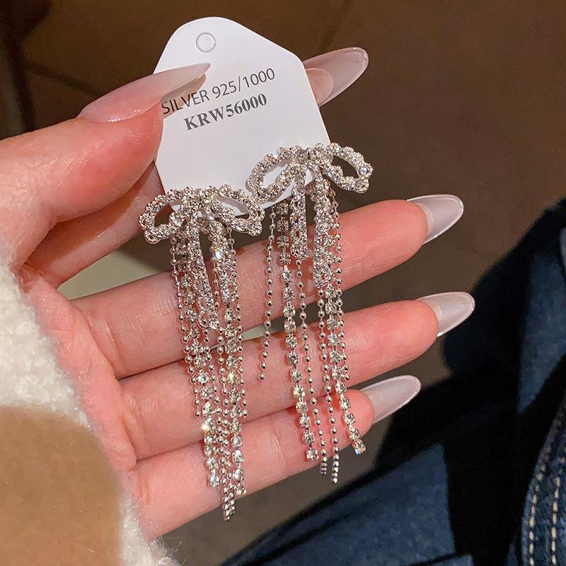 Exquisite Rhinestone Bow Kont Dangle Earrings for Women Girl New Fashion Long Tassel Double-Purpose Earrings Jewelry Accessories
Exquisite Rhinestone Bow Kont Dangle Earrings for Women Girl New Fashion Long Tassel Double-Purpose Earrings Jewelry Accessories