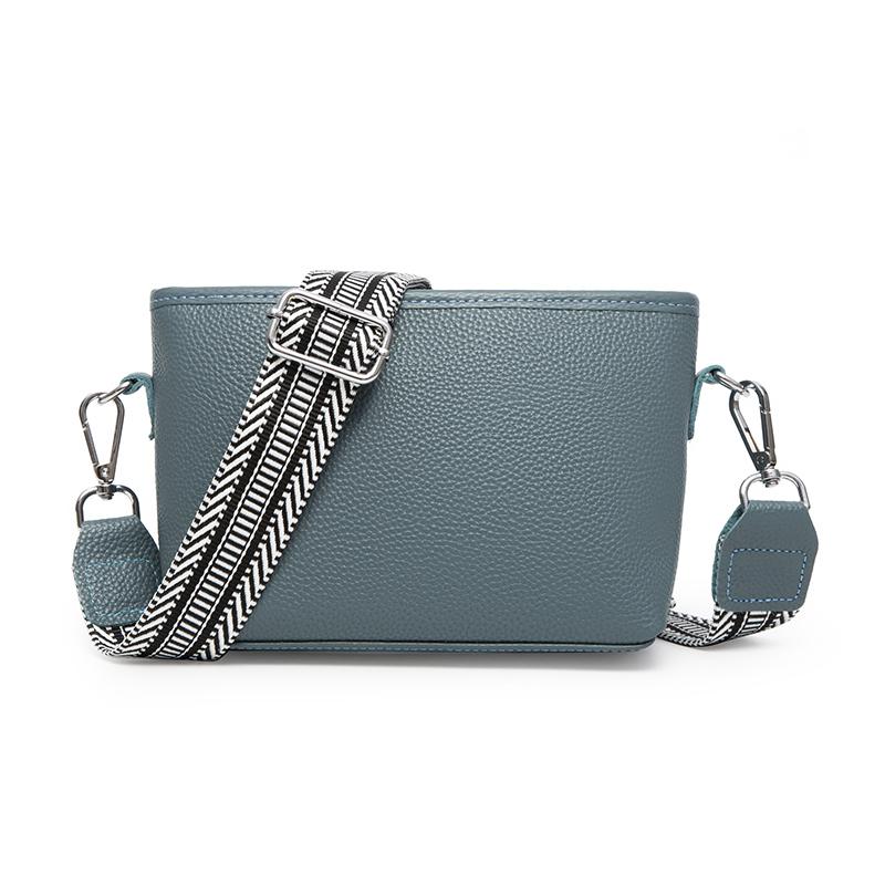 Women Shoulder Bags 100% Genuine Leather Luxury Designer Female Messenger Bag Trend Large Capacity Ladies Handbag Purses Quality
Women Shoulder Bags 100% Genuine Leather Luxury Designer Female Messenger Bag Trend Large Capacity Ladies Handbag Purses Quality