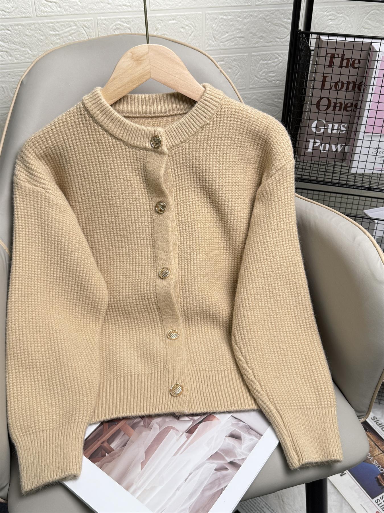 Beige Short Knit Cardigan with Gold Buttons L хакі
Beige Short Knit Cardigan with Gold Buttons L хакі