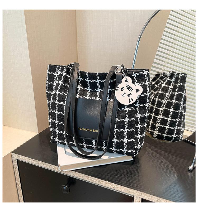 Летняя сумочка 2025 новая модная клетчатая на плечо подмышку повседневная классная сумка-тоут для поездок на работу чёрный