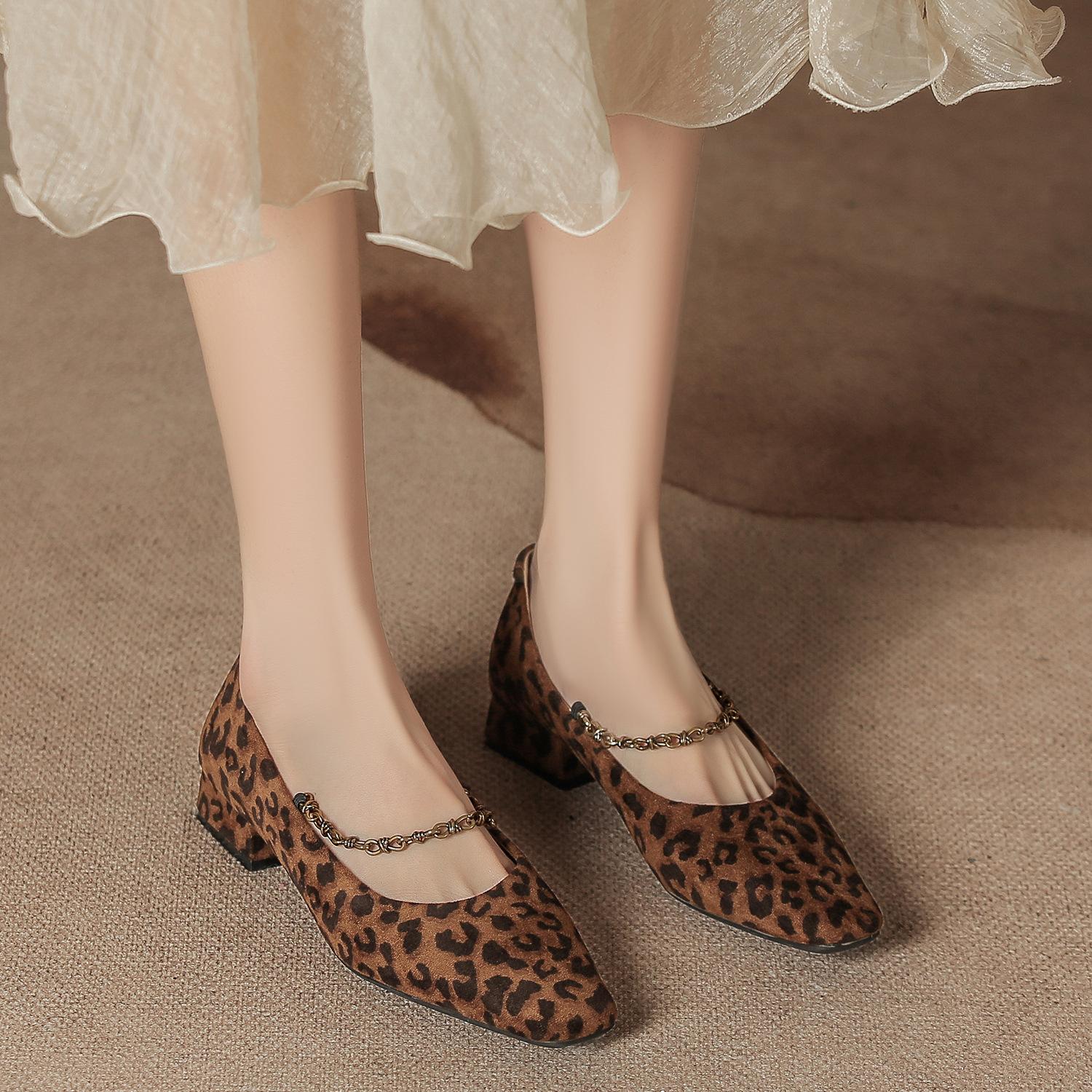 New autumn and winter single shoes women s word with metal chain leopard print low heel suede women s shoes square head soft sole Mary Jane lady 40 леопардовий
New autumn and winter single shoes women s word with metal chain leopard print low heel suede women s shoes square head soft sole Mary Jane lady 40 леопардовий