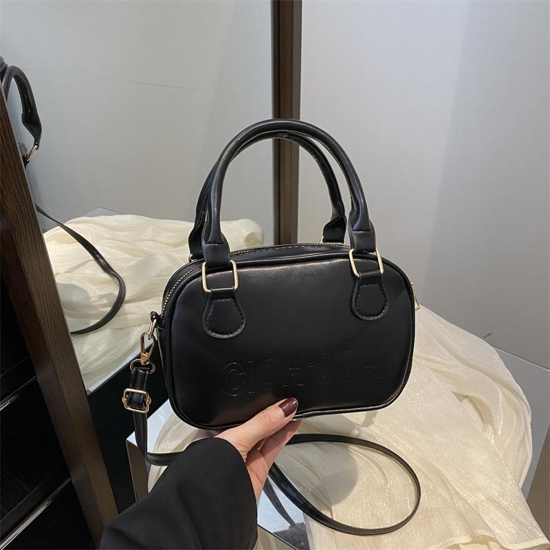 Spring retro bag women s 2025 new messenger bag fashionable versatile ins shoulder portable small bag women s bag
Spring retro bag women s 2025 new messenger bag fashionable versatile ins shoulder portable small bag women s bag