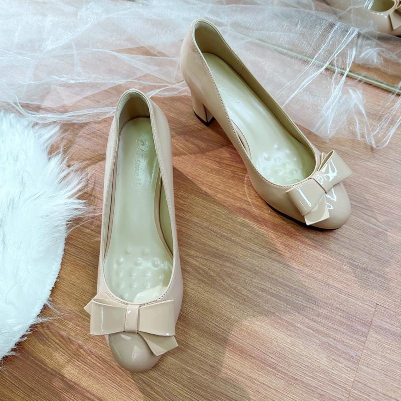 New spring and autumn versatile bow high heels light mouth temperament sweet single shoes middle heel shoes 40
New spring and autumn versatile bow high heels light mouth temperament sweet single shoes middle heel shoes 40