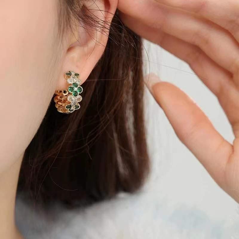 Minimalist Four-Leaf Clover Earrings: Emerald Zircon, Vintage-inspired, 18K Gold-Plated Copper, Trendy Design, Ear Clips.
Minimalist Four-Leaf Clover Earrings: Emerald Zircon, Vintage-inspired, 18K Gold-Plated Copper, Trendy Design, Ear Clips.