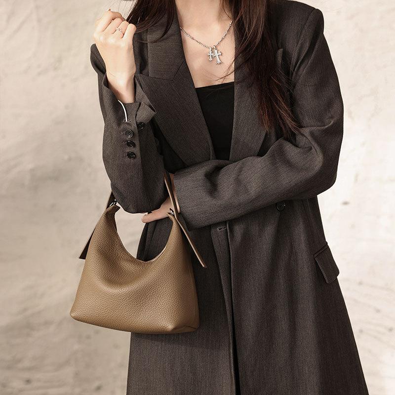 Commuting Versatile Bucket Bag Crossbody Bag Lychee Leather Fashionable Hand-held Leather Women s Bag Magnetic Button Simple Bag
Commuting Versatile Bucket Bag Crossbody Bag Lychee Leather Fashionable Hand-held Leather Women s Bag Magnetic Button Simple Bag