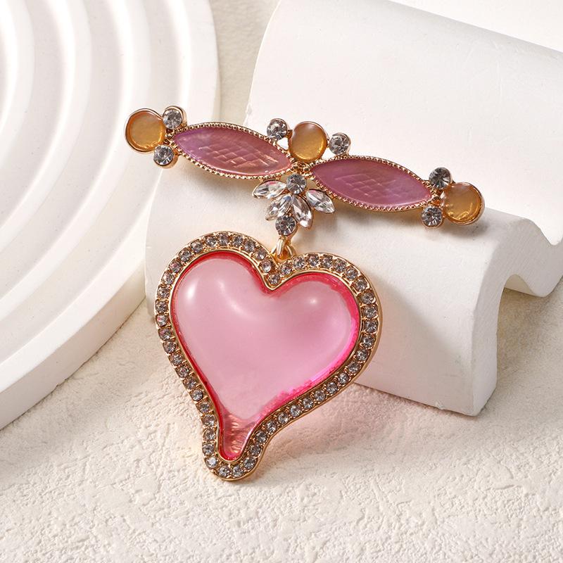 Classic Palace Style Women Men Heart Pendant Badges Pin Vintage Unisex Middle Design Crystal Resin Stone Brooch Accessories
Classic Palace Style Women Men Heart Pendant Badges Pin Vintage Unisex Middle Design Crystal Resin Stone Brooch Accessories