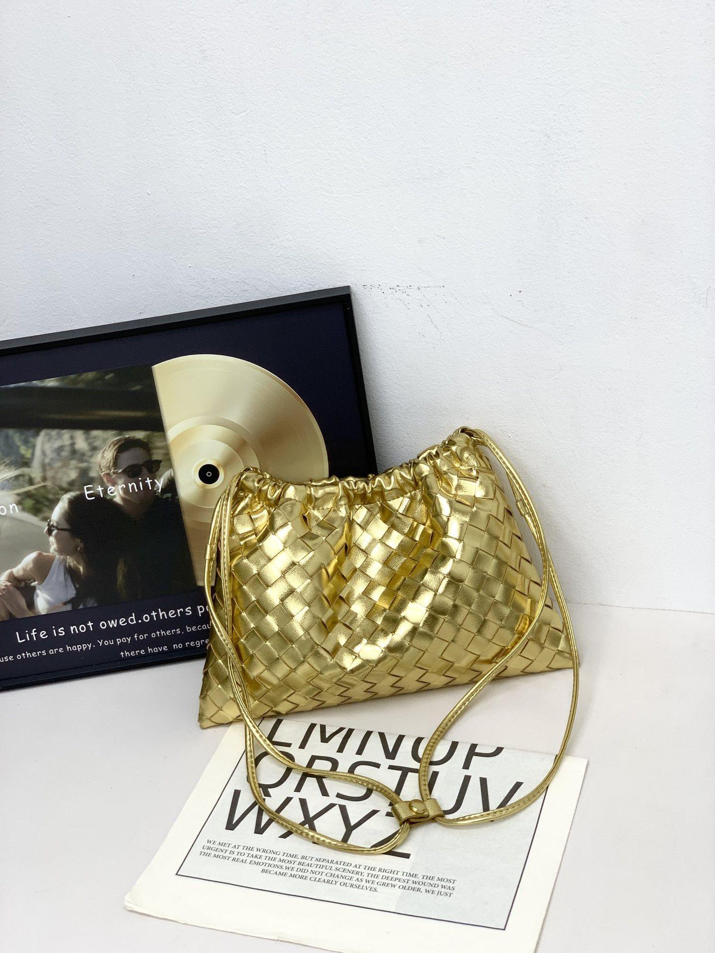 2024 Genuine Leather Woven Garbage Bag Hand-held Drawstring Lucky Versatile Large Capacity Single Shoulder Crossbody Women s 32x21x1CM золотий
2024 Genuine Leather Woven Garbage Bag Hand-held Drawstring Lucky Versatile Large Capacity Single Shoulder Crossbody Women s 32x21x1CM золотий