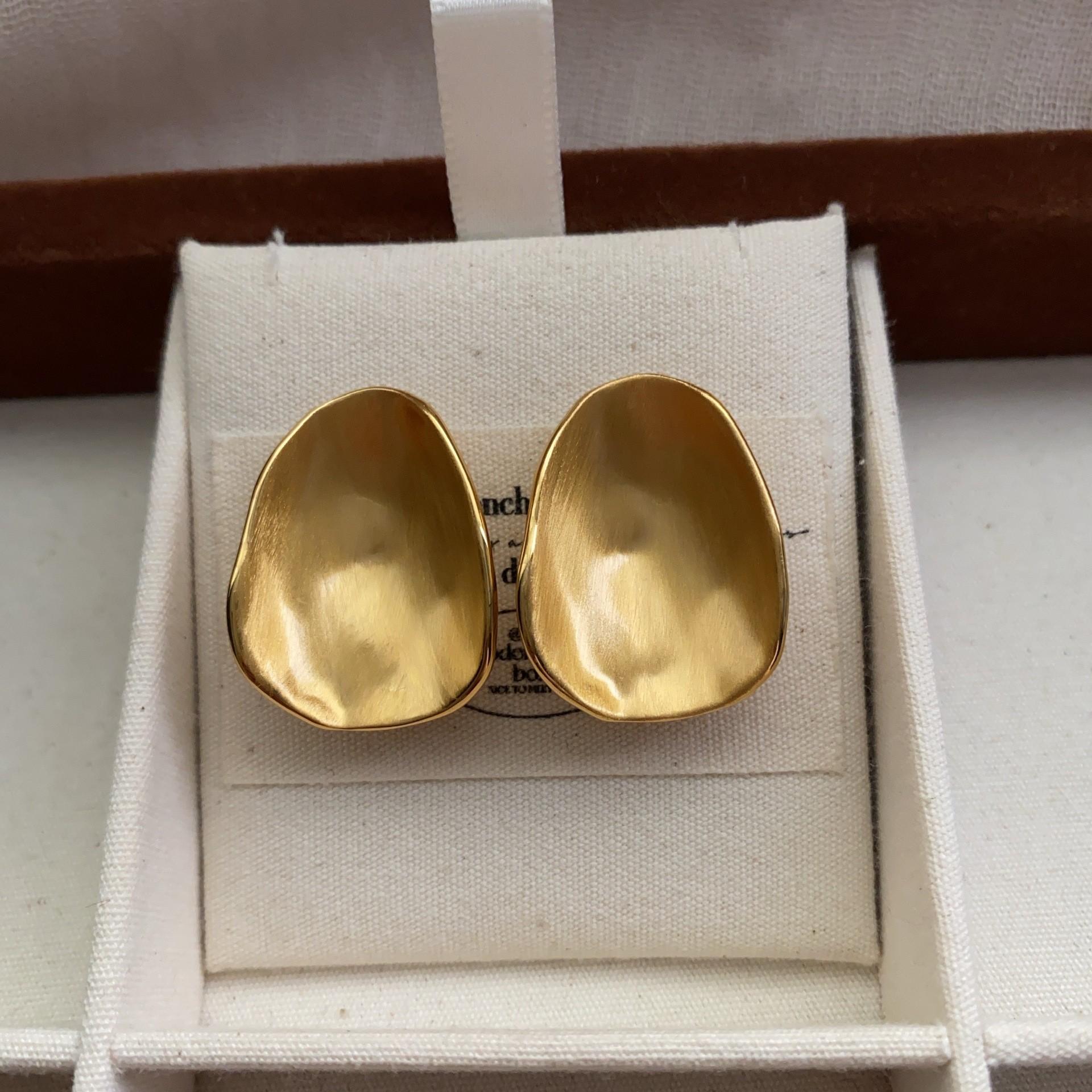 Niche Metal Brushed Cut Semi-Circular Earrings, Temperament, Hipsters, Personality, Geometric Design, Stud Earrings, Women
Niche Metal Brushed Cut Semi-Circular Earrings, Temperament, Hipsters, Personality, Geometric Design, Stud Earrings, Women