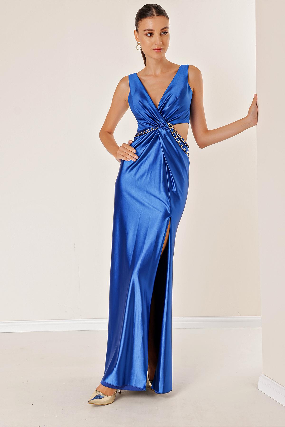 Длинное атласное платье с двубортным воротником и вырезом на талии с цепочкой S церулеан голубой 
Длинное атласное платье с двубортным воротником и вырезом на талии с цепочкой S церулеан голубой