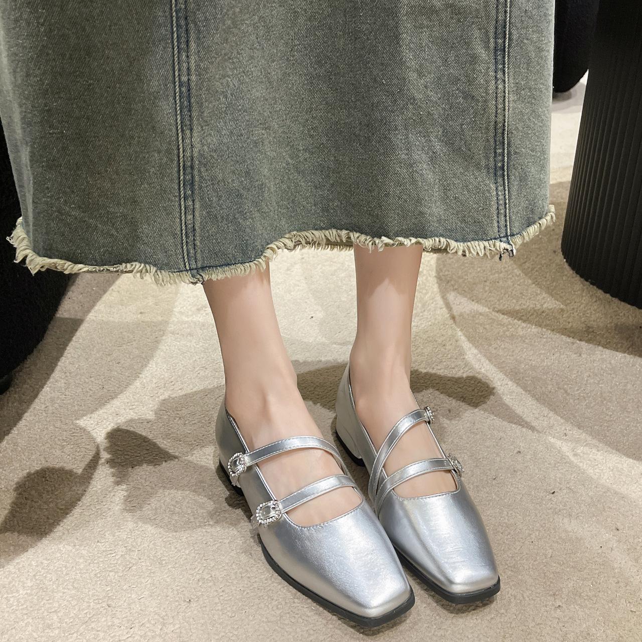 French Mary Jane shoes women s 2025 spring new fashion light mouth single shoes women s word with square head thick heel small leather shoes 35 чёрный
French Mary Jane shoes women s 2025 spring new fashion light mouth single shoes women s word with square head thick heel small leather shoes 35 чёрный