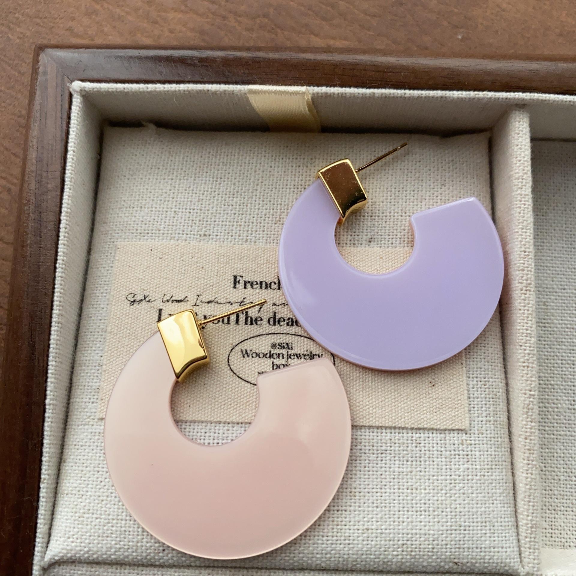 Natural and fresh, acetic acid C-shaped earrings, earrings, resin, high-end sense, niche fashion, personalized eye-catching light luxury earrings
Natural and fresh, acetic acid C-shaped earrings, earrings, resin, high-end sense, niche fashion, personalized eye-catching light luxury earrings