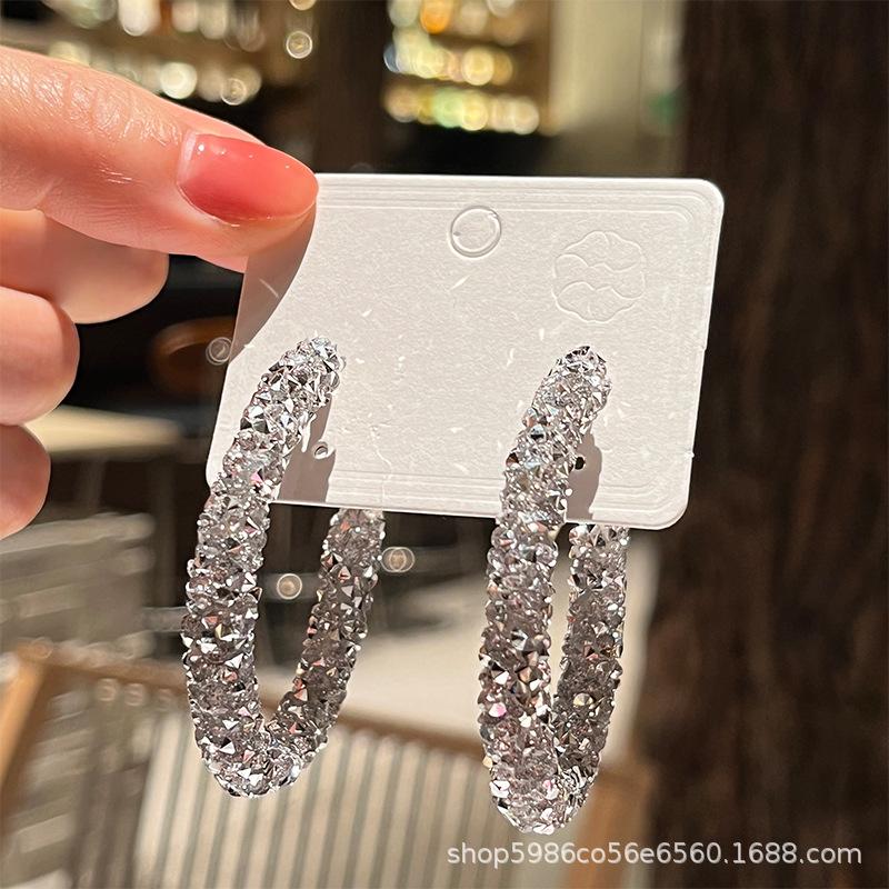New trendy and popular light luxury high-end sense full of diamonds temperament large circle plain circle exaggerated earrings women s earrings білий
New trendy and popular light luxury high-end sense full of diamonds temperament large circle plain circle exaggerated earrings women s earrings білий