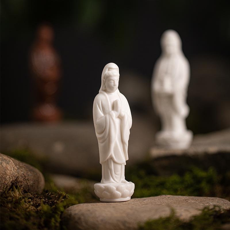 Creative Ceramic Mini Guanyin Buddha Statue: Elegant Tea Room and Living Room Decoration.
Creative Ceramic Mini Guanyin Buddha Statue: Elegant Tea Room and Living Room Decoration.