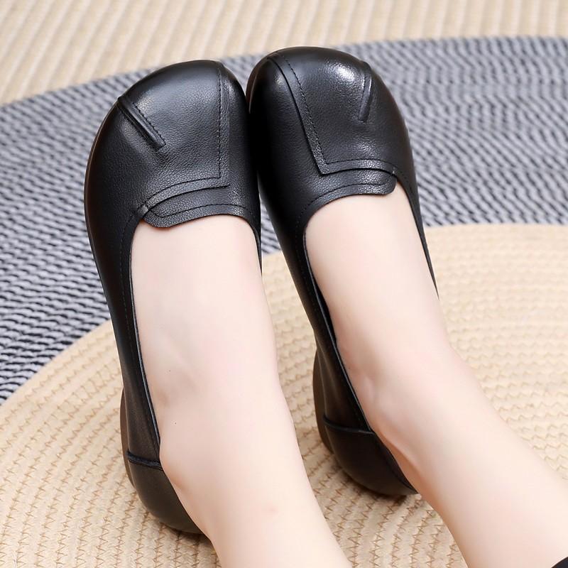 Shoes Women s beef tendon soft-soled leather shoes Leather comfortable non-slip shoes Large size round head flat-soled single shoes 35 чорний
Shoes Women s beef tendon soft-soled leather shoes Leather comfortable non-slip shoes Large size round head flat-soled single shoes 35 чорний