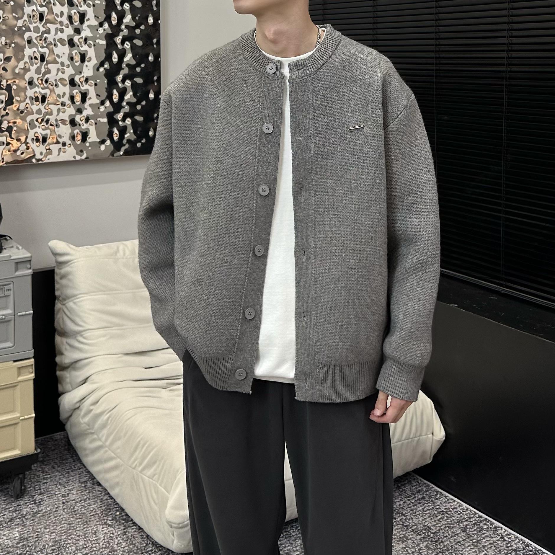 2025 Men s Versatile Baseball Collar Chunky Knit Cardigan – Solid Color Loose Casual Sweater Coat for Spring/Autumn. XL сірий колір
2025 Men s Versatile Baseball Collar Chunky Knit Cardigan – Solid Color Loose Casual Sweater Coat for Spring/Autumn. XL сірий колір