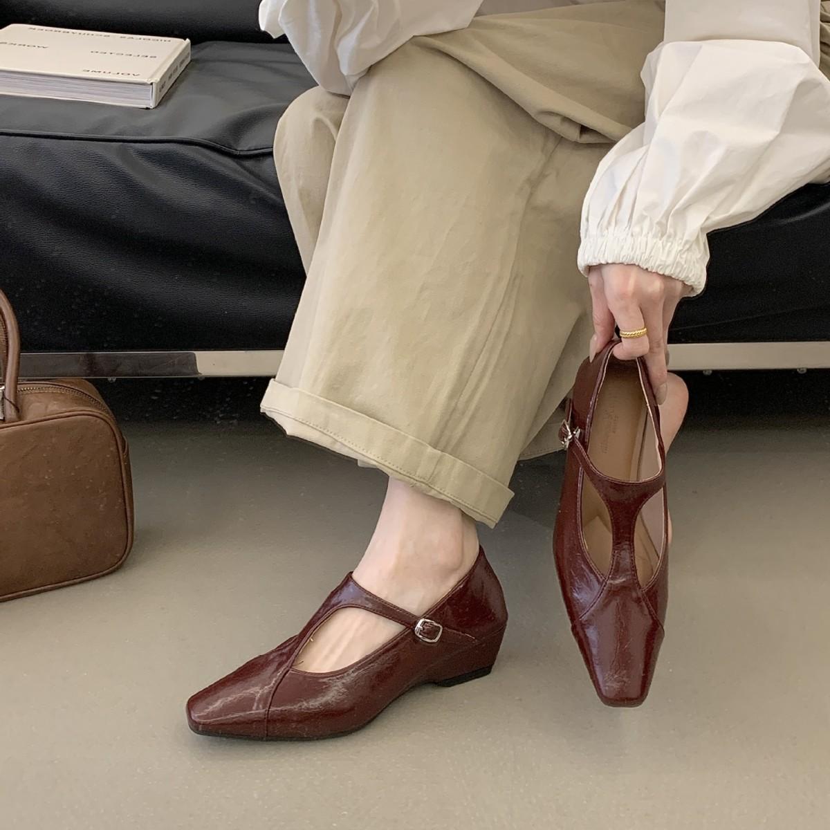 Spring T-Strap Small Square Head Thick Heel Medium Heel Bag Shoes Low Heel British Style Small Leather Shoes Women S Shoes 39
Spring T-Strap Small Square Head Thick Heel Medium Heel Bag Shoes Low Heel British Style Small Leather Shoes Women S Shoes 39