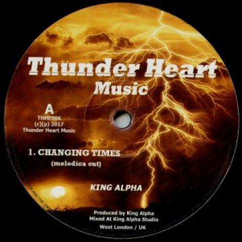 12inch Record KING ALPHA - Changing Time (Melodica Cut) / Dubb THHE006 Thunder Heart M 2017 UK Reggae, Ska & Dub
12inch Record KING ALPHA - Changing Time (Melodica Cut) / Dubb THHE006 Thunder Heart M 2017 UK Reggae, Ska & Dub
