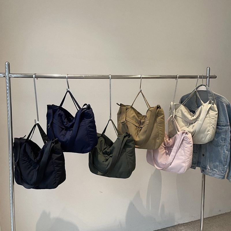 Literary and simple handbag Casual large-capacity messenger bag Light commuter versatile shoulder tote bag one size fits all
Literary and simple handbag Casual large-capacity messenger bag Light commuter versatile shoulder tote bag one size fits all