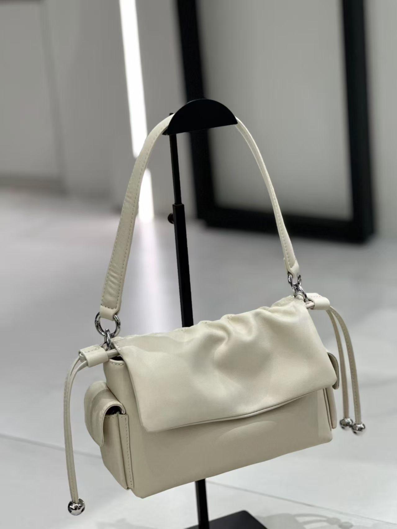 Top Layer Cowhide Pleated Cloud Tote Bag Authentic Leather Women s Double Pockets Multi-back Light Luxury Underarm Diagonal 21x8x16 білий
Top Layer Cowhide Pleated Cloud Tote Bag Authentic Leather Women s Double Pockets Multi-back Light Luxury Underarm Diagonal 21x8x16 білий